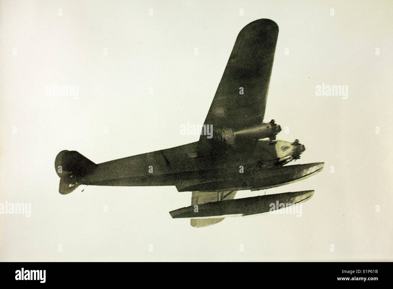 Cette image capture le vol historique d'un Fokker F. VIIb/3m, qui a effectué une traversée transatlantique en 1928. L'avion a fait partie d'une étape importante dans l'histoire de l'aviation, démontrant sa capacité pour les voyages aériens longue distance. Banque D'Images