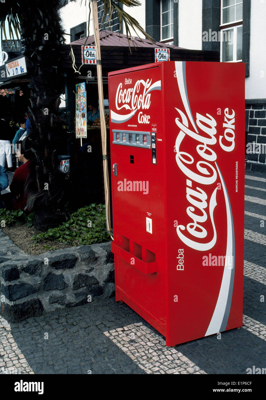 Coca un distributeur de cola Banque de photographies et d'images à haute  résolution - Alamy