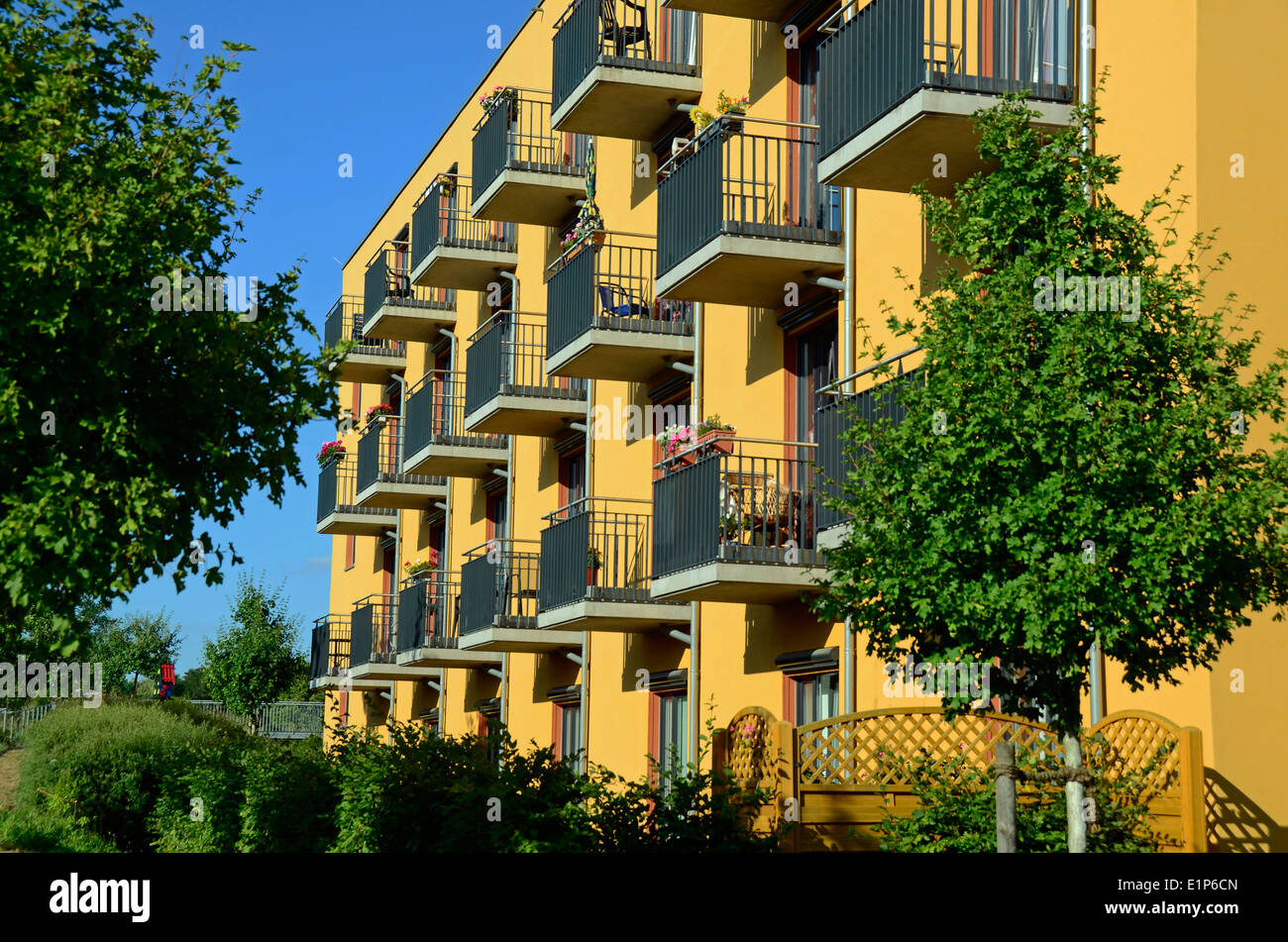 Façade colorée sur un service vivant aidé à Potsdam en Allemagne Banque D'Images