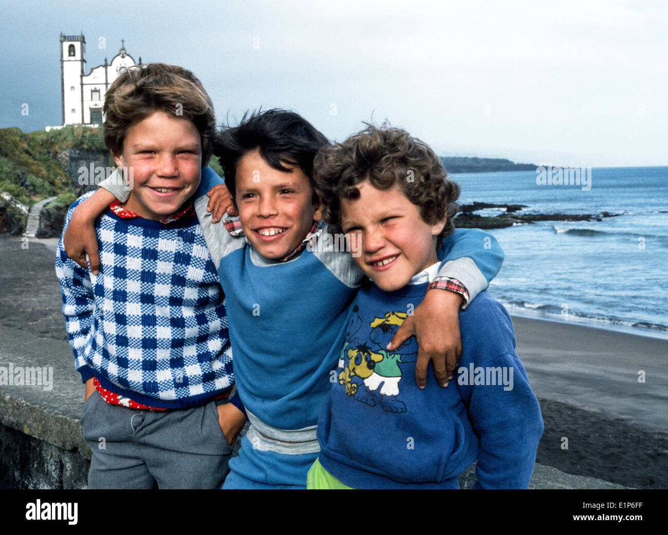 Trois jeunes garçons des Açores sourire pour la caméra sur l'île de São Miguel, dans les Açores, une région autonome du Portugal dans l'océan Atlantique Nord. Banque D'Images