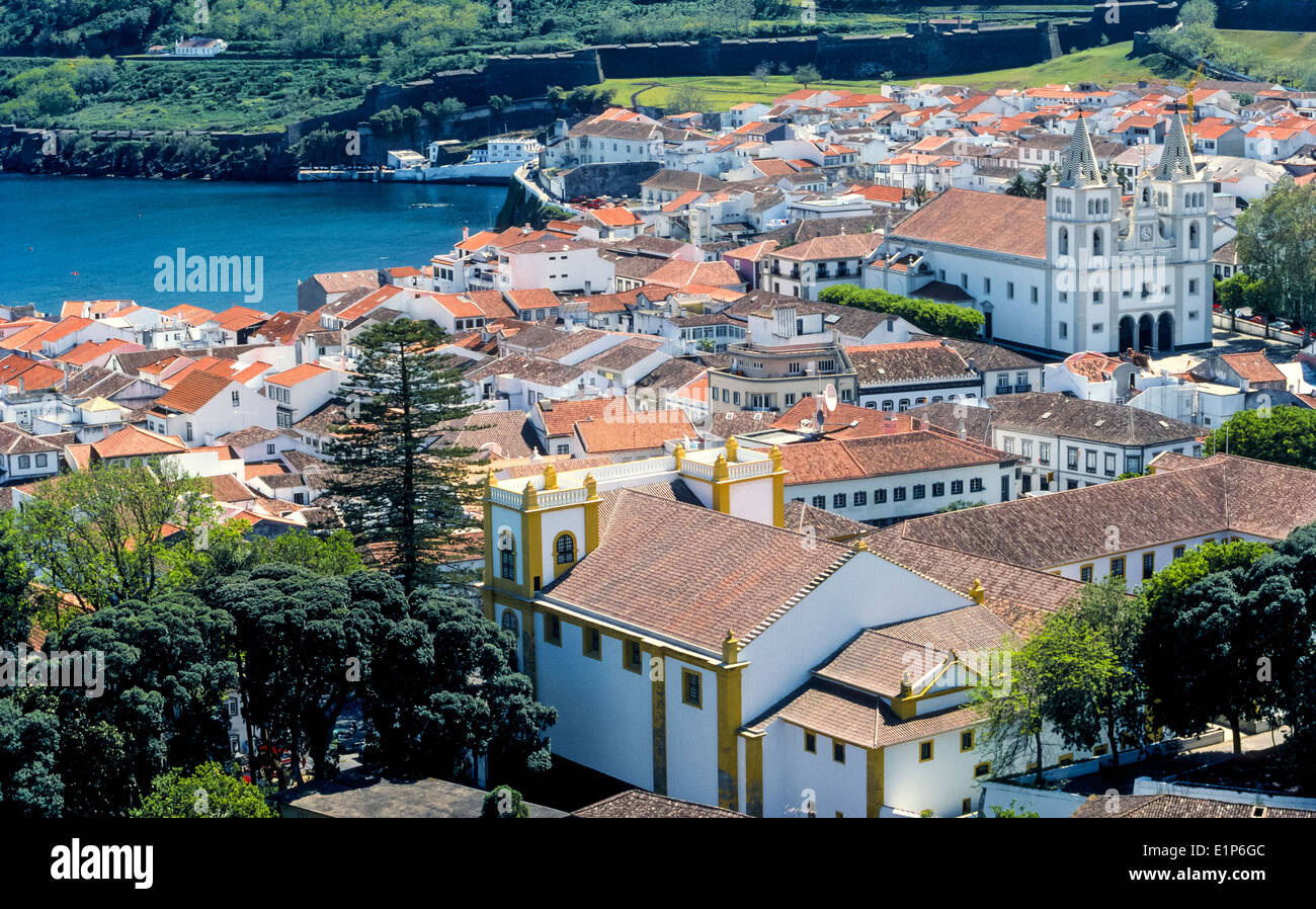 La belle ville portuaire de Angra do Heroísmo, sur l'île de Terceira dates pour 1450 et est la plus ancienne ville de la région des Açores, un archipel portugais. Banque D'Images