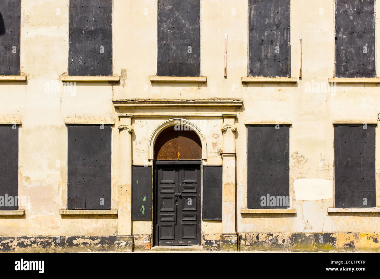 Vide et désaffecté, le bâtiment abandonné sur le coin de Pilcher Gate répond à St Mary's Gate, Nottingham, Angleterre. Banque D'Images