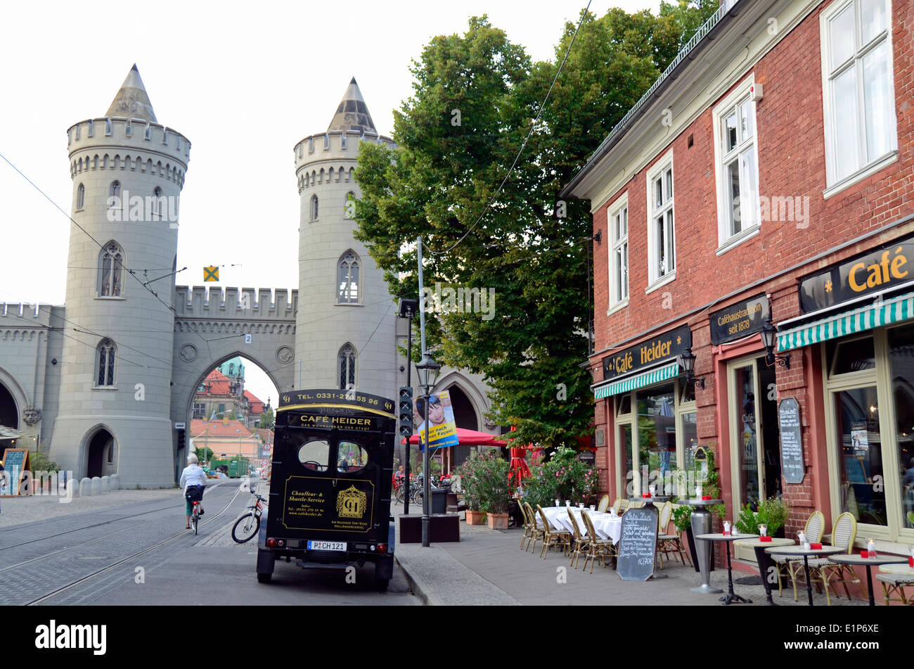 Nauener Tor et Oldtimer entre café heider en Potsdam Allemagne Banque D'Images