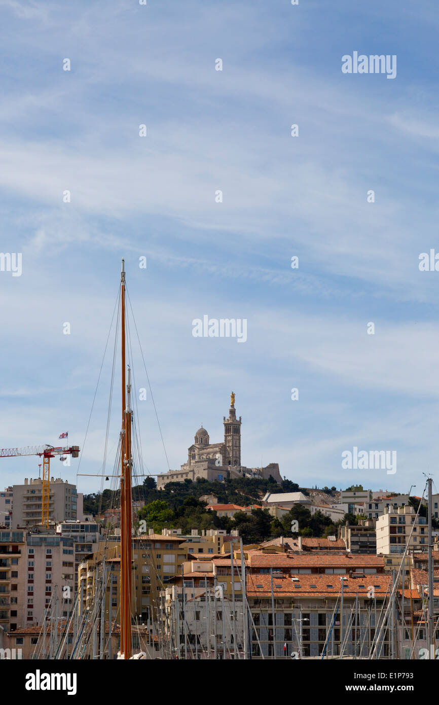 Vue sur la cathédrale Notre-Dame de la Garde à Marseille, France Banque D'Images