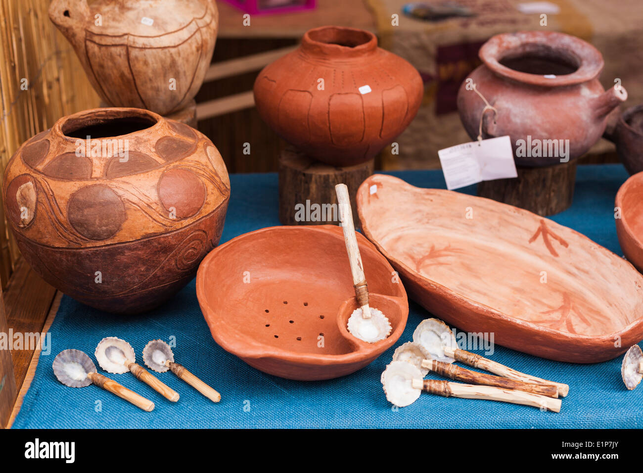 La poterie des Canaries et les cuillères faites de coquillages sur l'affichage à une fabrication artisanale en décrochage Tenerife, Canaries, Espagne. Banque D'Images