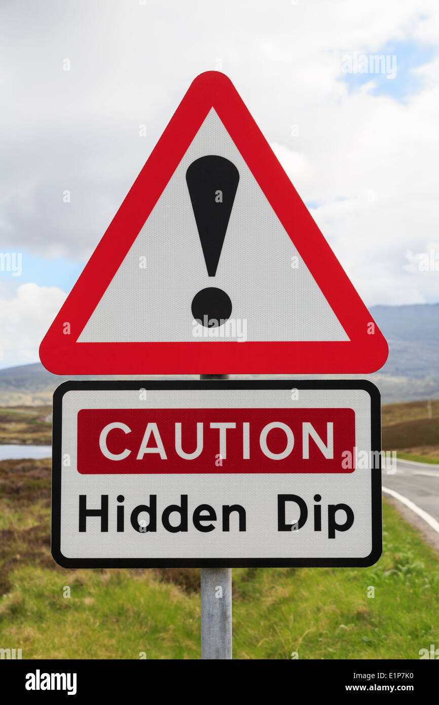 Panneau de signalisation triangulaire Avertissement Attention Dip cachés avec point d'exclamation dans un triangle rouge. Outer Hebrides, Western Isles, Écosse, Royaume-Uni, Angleterre Banque D'Images