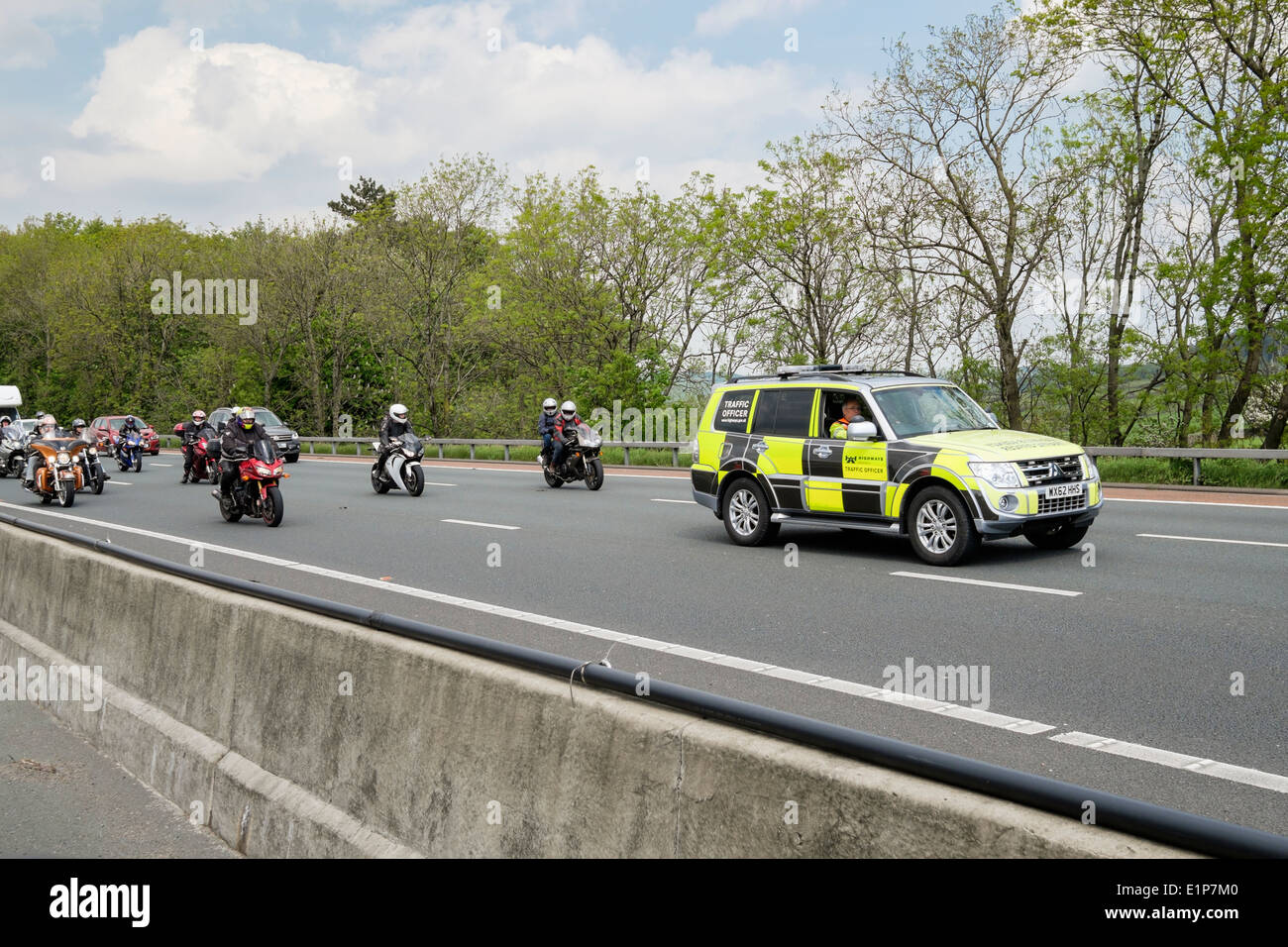 Bloc de route roulante avec un véhicule de l'Agence routes conduisant des motos sur l'autoroute M6 à la suite de la fermeture. Le Lancashire, Angleterre, Royaume-Uni, Angleterre Banque D'Images