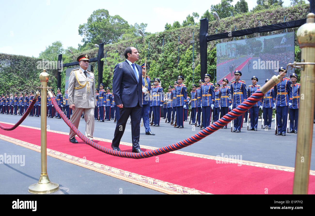 Le Caire, dimanche. 8 juin, 2014. Le document image fournie par l'agence de presse de l'État égyptien montre MENA Président Abdel-Fattah el-Sissi commentaires gardes d'honneur lors de sa cérémonie d'inauguration à l'intérieur d'un palais présidentiel au Caire, Égypte, dimanche 8 juin, 2014. Credit : MENA/Xinhua/Alamy Live News Banque D'Images