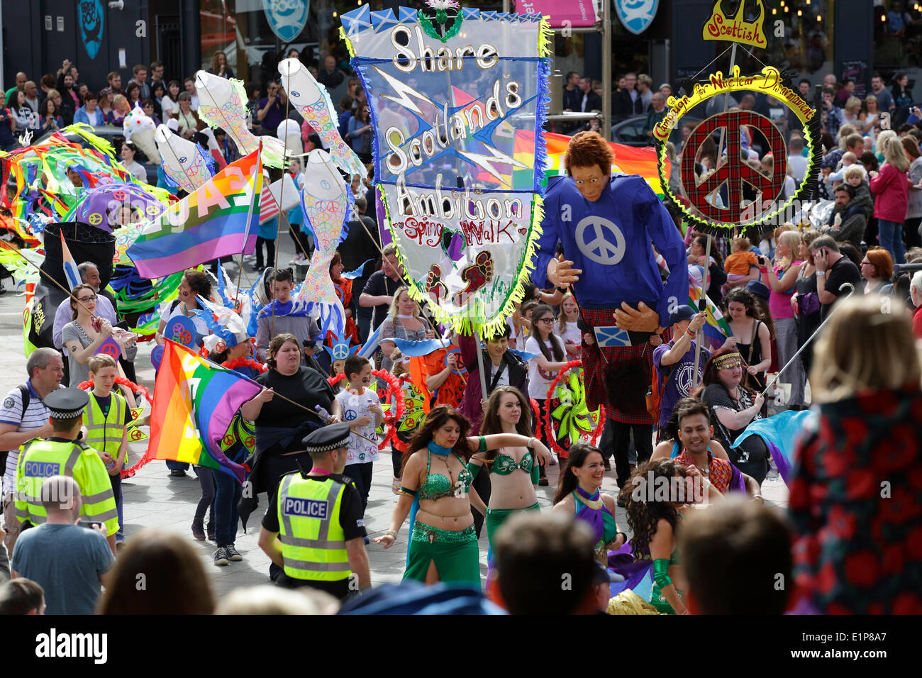 Glasgow, Écosse, Royaume-Uni, dimanche 8 juin, 2014. Les gens défilent dans le Festival du West End de Glasgow Mardi gras Parade Banque D'Images