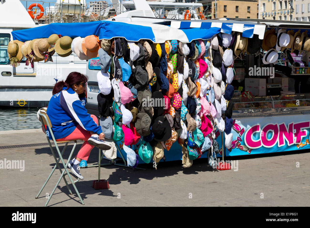 La vente de chapeaux sur une place au vieux Port de Marseille, France Banque D'Images