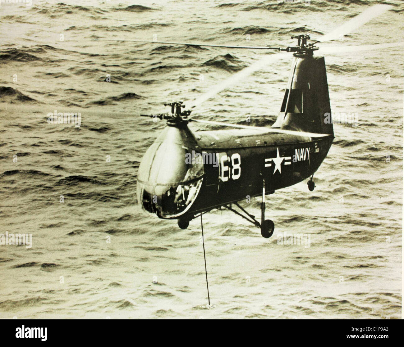 La guerre anti-sous-marine (ASW) implique des efforts militaires pour détecter et neutraliser les sous-marins. Cette photo met en évidence les technologies ASM, qui comprennent les avions, les navires et les sous-marins utilisés dans les opérations de défense. Banque D'Images