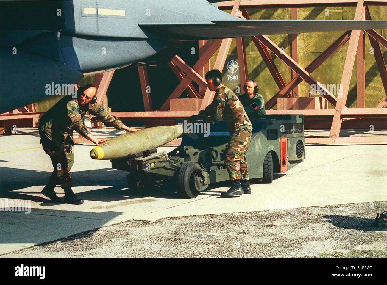 Le F-15E Strike Eagle, déployé lors de l'opération Allied Force en 1999, a été utilisé par l'US Air Force pour des missions de frappe de précision au-dessus de la Yougoslavie. L'avion a joué un rôle clé dans la campagne aérienne de l'OTAN pendant le conflit. Banque D'Images
