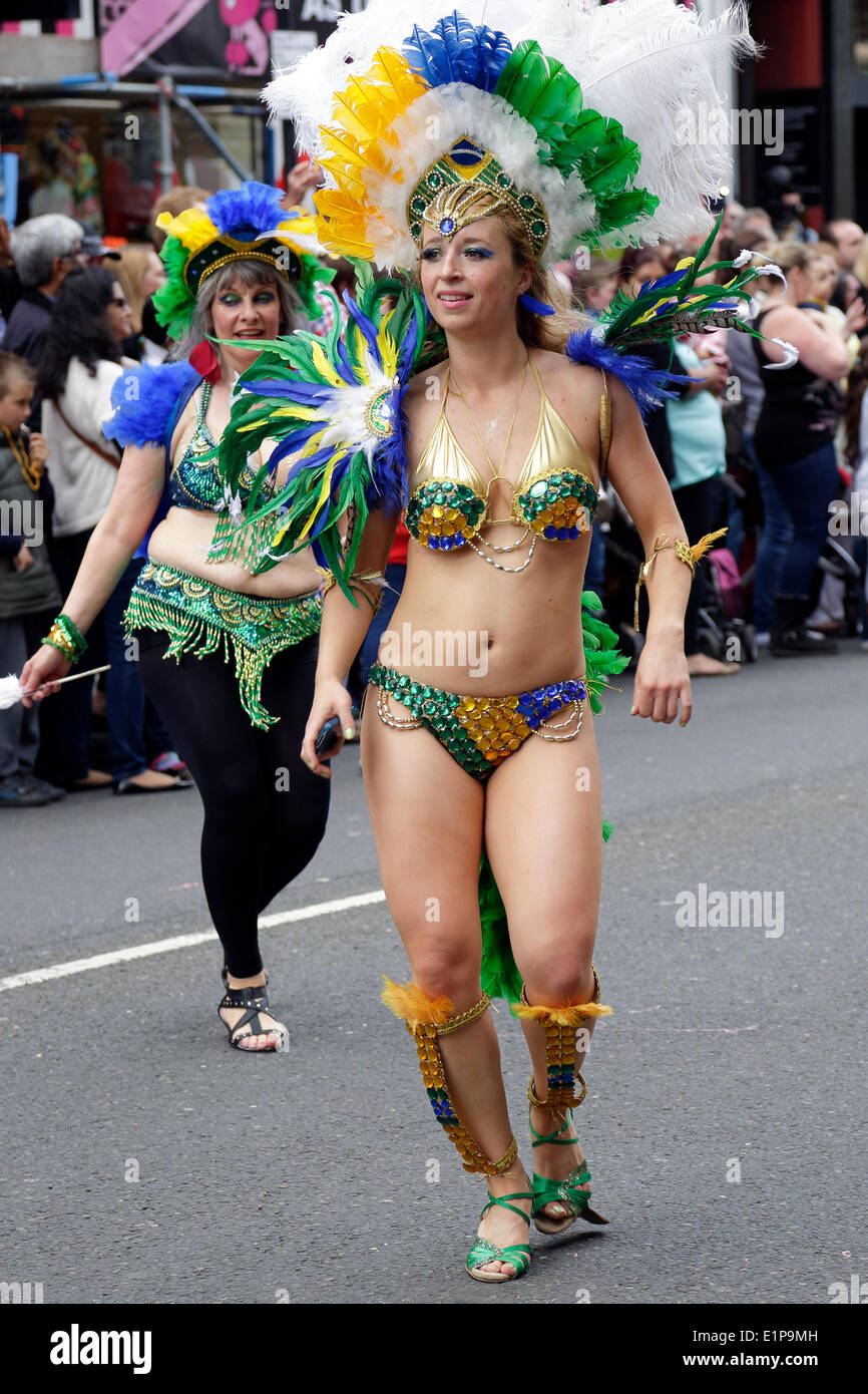 Glasgow, Écosse, Royaume-Uni, dimanche 8 juin 2014. Danseuse de l'école de samba d'Édimbourg sur Byres Road pendant le festival de l'Ouest de Glasgow Mardi gras Parade Banque D'Images