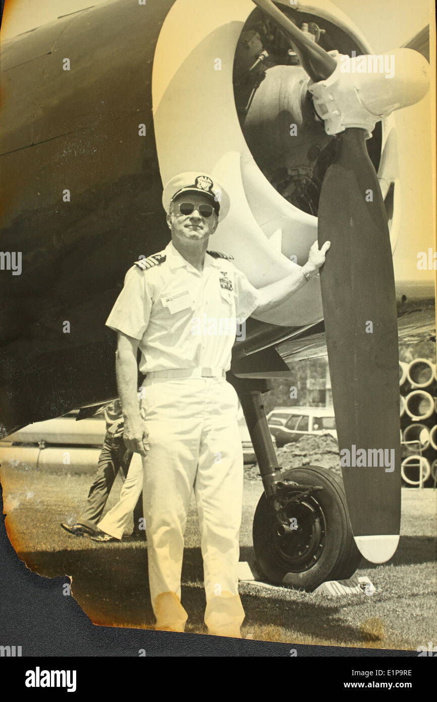 Une photo de la Fighter Aces Convention, tenue entre 1970 et 1979, mettant en vedette le Grumman F6F Hellcat. Ce chasseur a joué un rôle déterminant dans les batailles navales pendant la seconde Guerre mondiale et reste emblématique de l'histoire de l'aviation. Banque D'Images