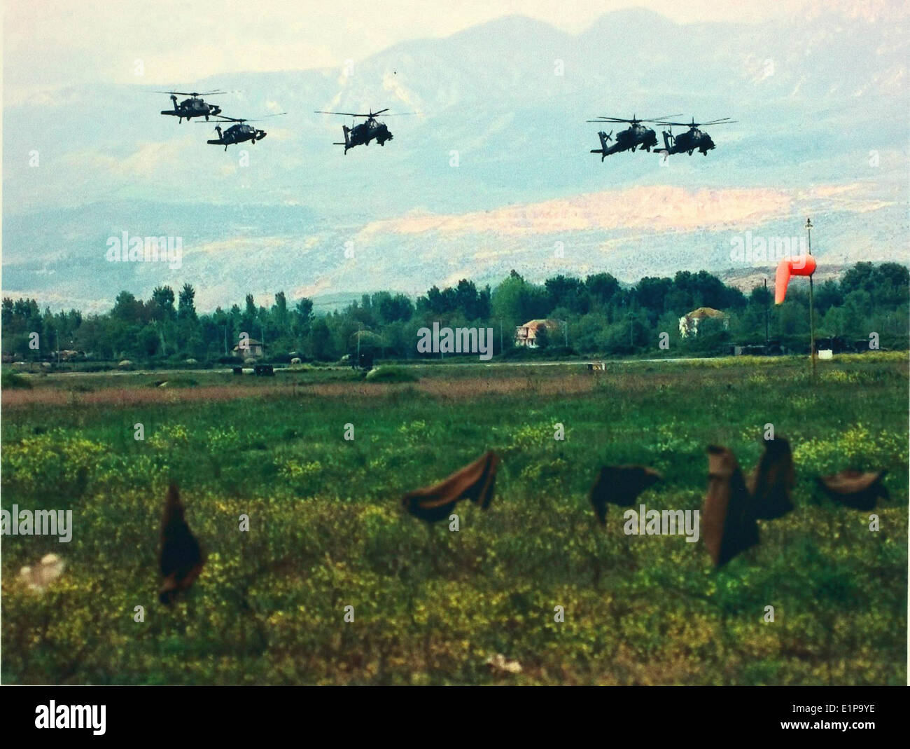 L'opération Allied Force était une opération militaire dirigée par l'OTAN en 1999 visant à mettre un terme à la crise humanitaire en Yougoslavie. Il a impliqué de vastes campagnes aériennes et des frappes de précision contre des cibles militaires en Yougoslavie pour mettre fin au conflit et établir la paix dans la région. Banque D'Images