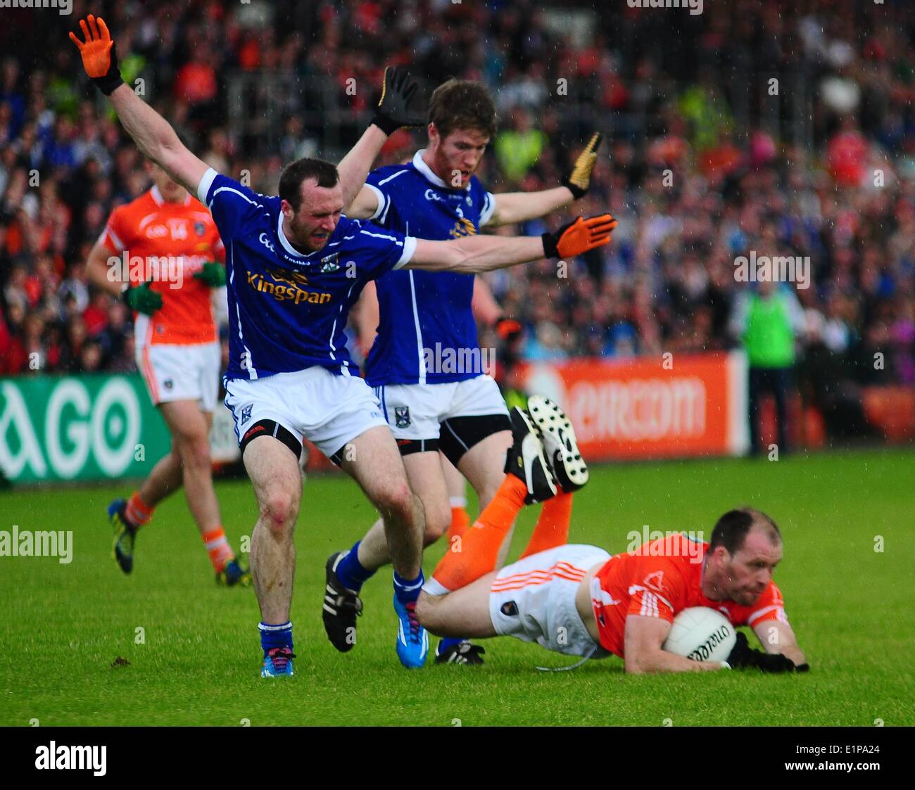 Le toucher des roues ! Ciaran McKeever est organisé Armagh Cavan 1-12 0-09 Motifs athlétiques, Armagh Armagh, fr 8 juin 2014 Credit : LiamMcArdle.com/Alamy Live News Banque D'Images