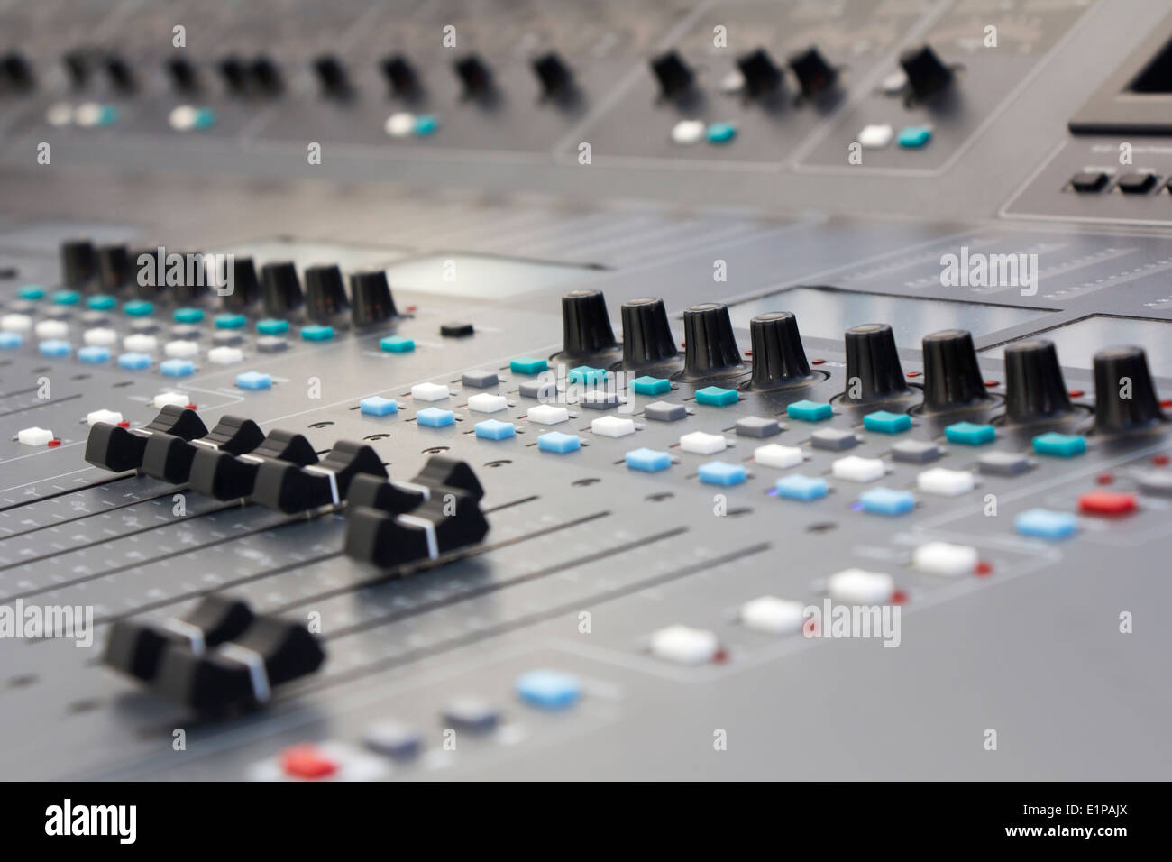 Grande table de mixage musique matériel pour le contrôle de son équipement pour les boutons de commande de mixage sonore Banque D'Images