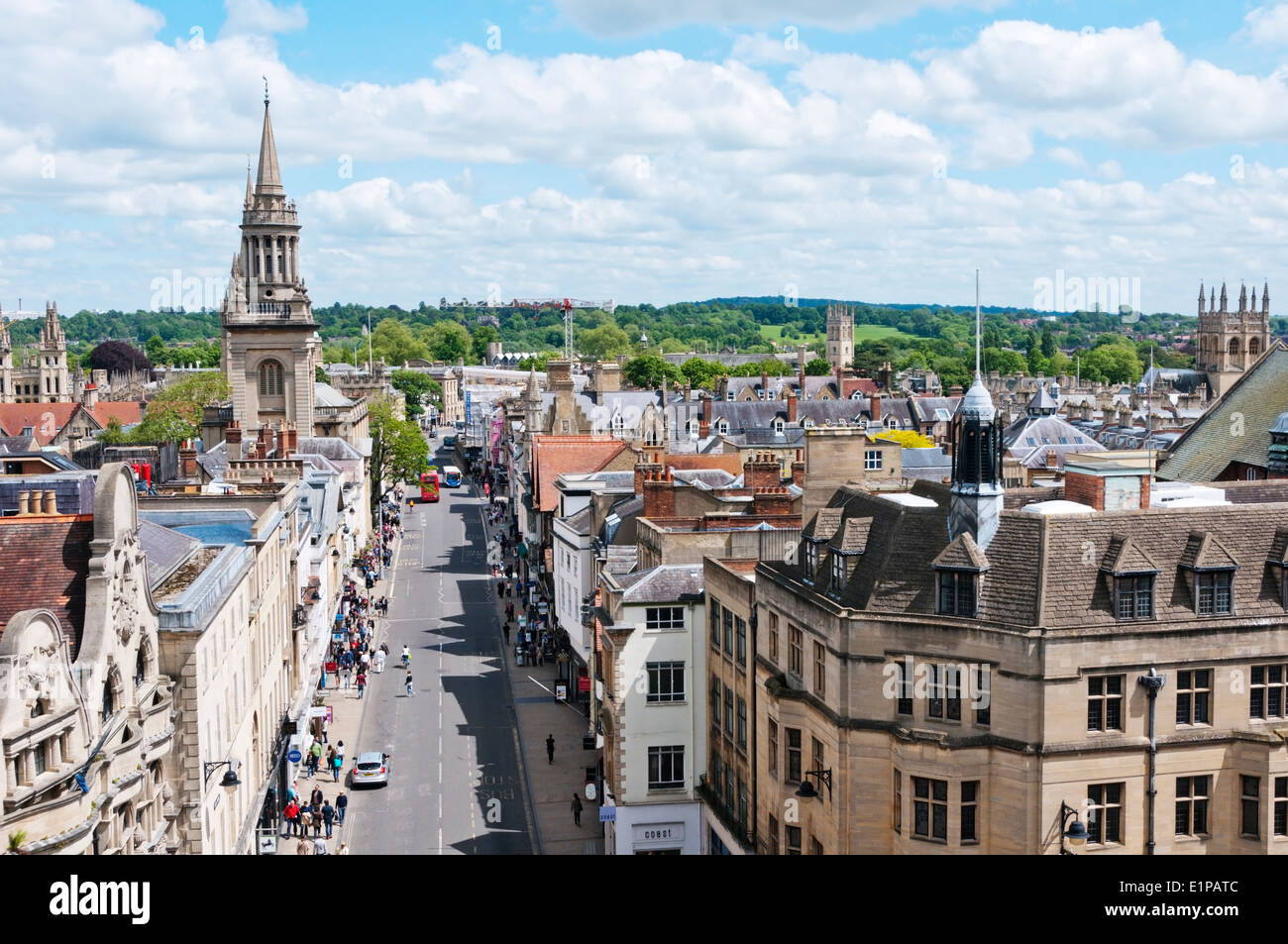 Voir l'est le long d'Oxford High Street Carfax Tower. Banque D'Images