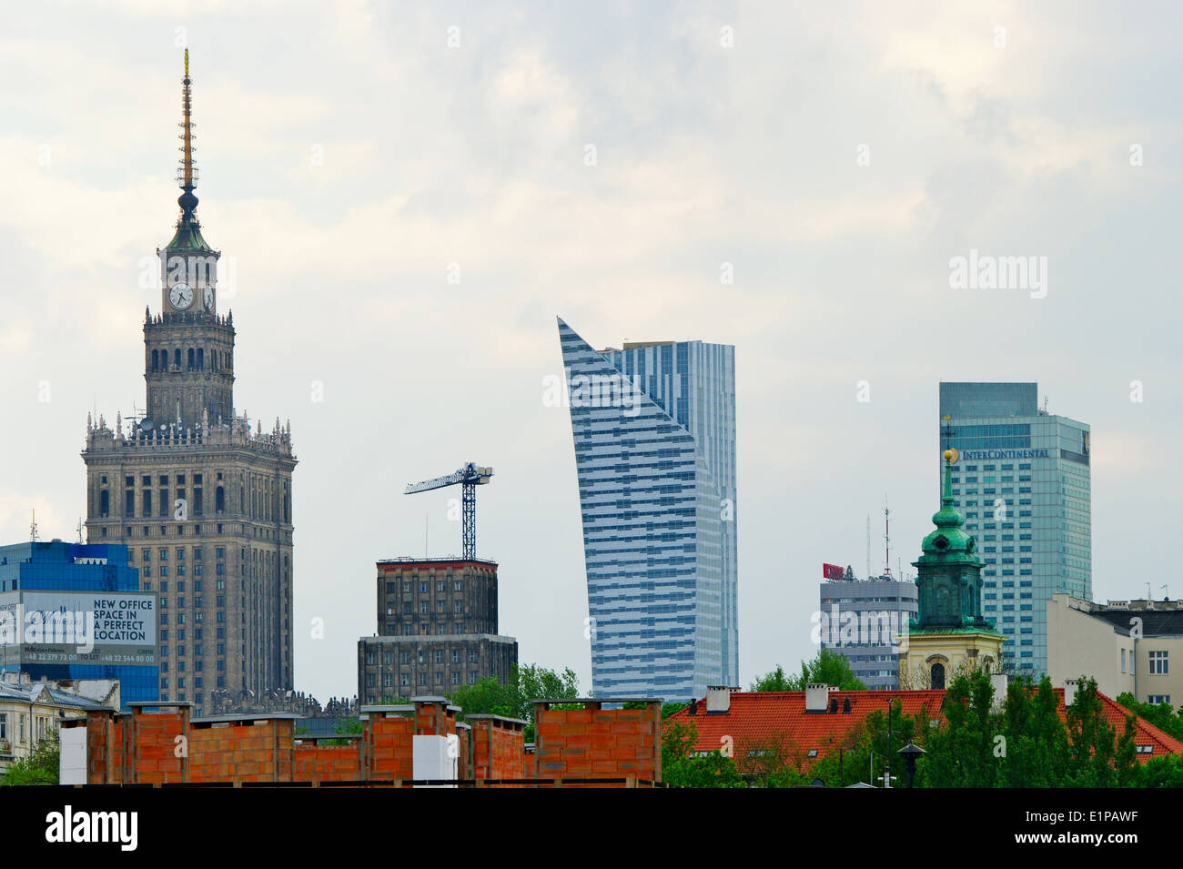 Le centre-ville de Varsovie avec des toits de palais de la Culture et de la science et de Daniel Libeskind voile de verre vacances skyscraper. La Pologne. Banque D'Images