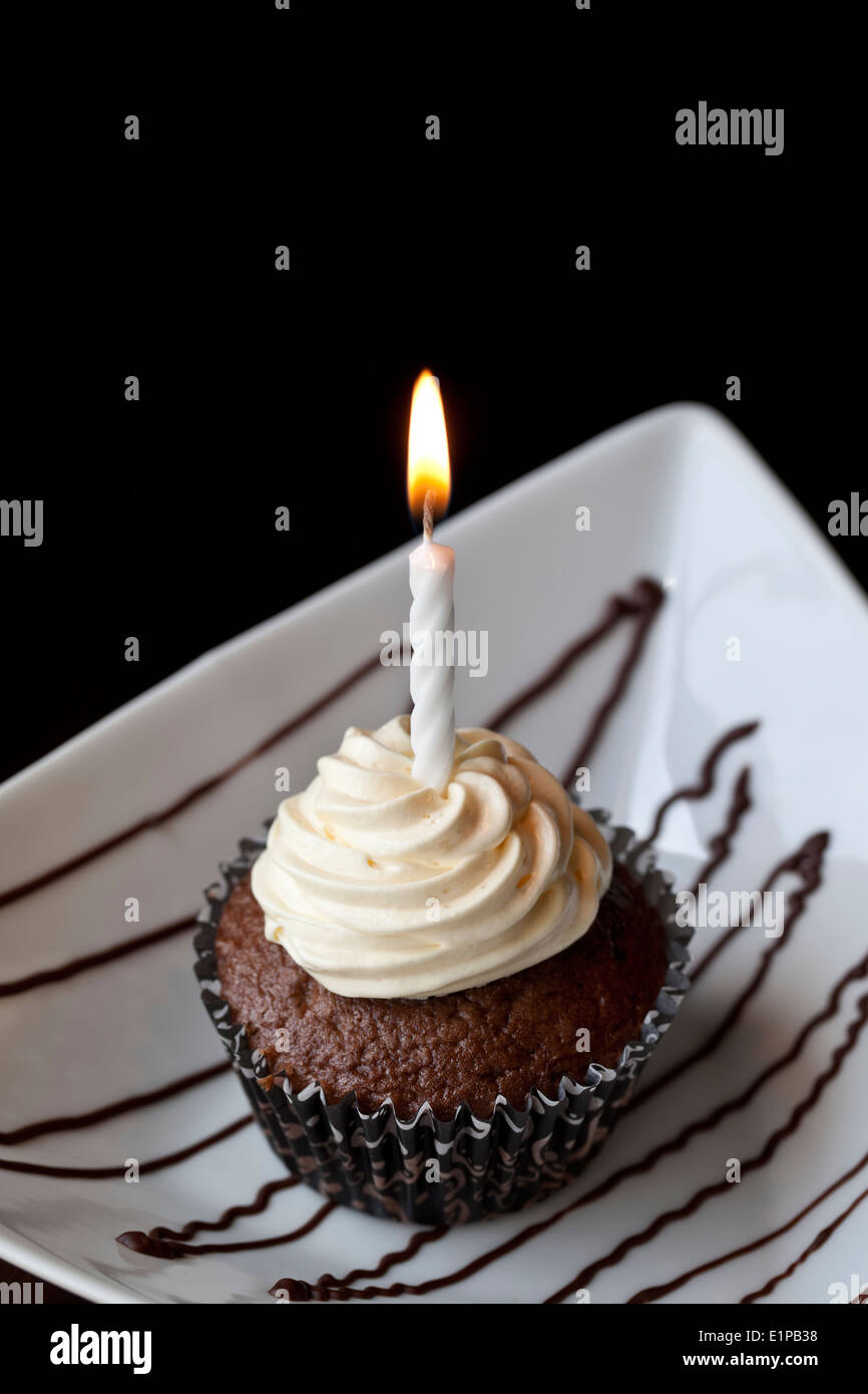 Un petit gâteau au chocolat avec une bougie d'anniversaire Photo Stock -  Alamy