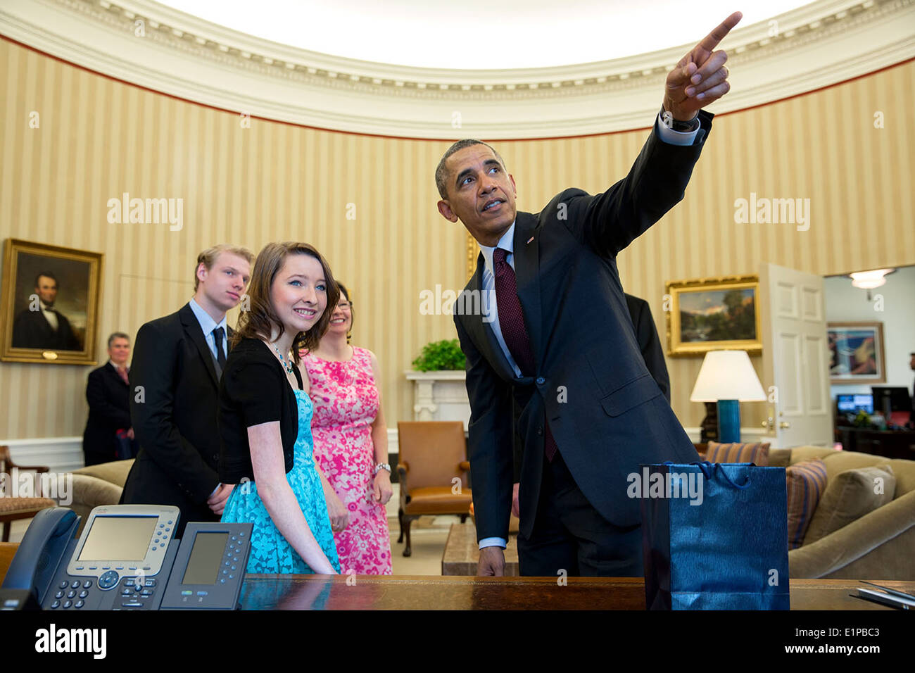 Le président américain Barack Obama visites avec Chloe 'Neva' Watts, 15 ans, Make-A-Wish bénéficiaire, et sa famille, dans le bureau ovale de la Maison Blanche le 9 avril 2014 à Washington, DC. Banque D'Images