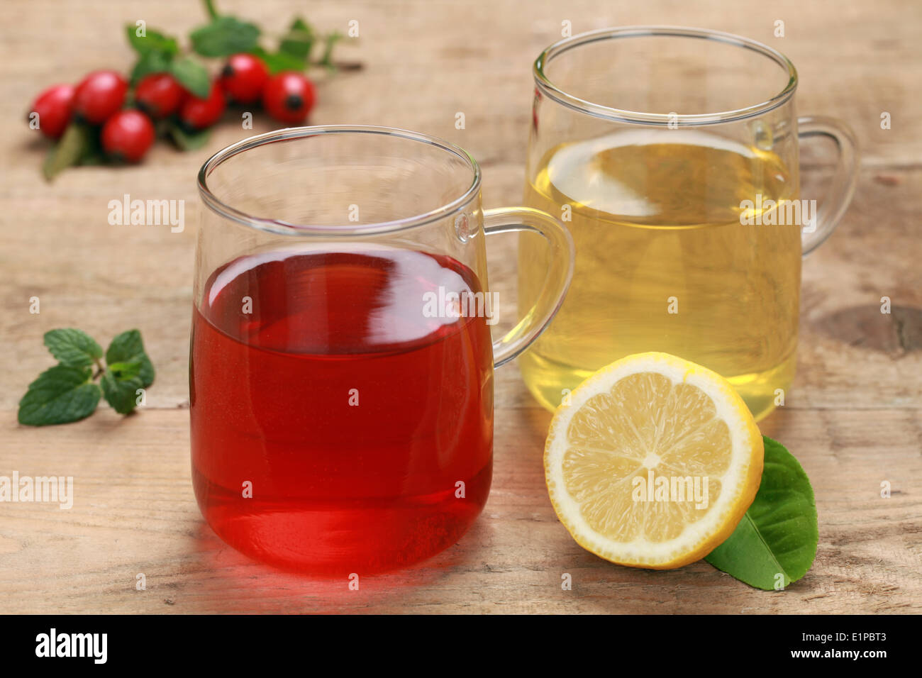 Le citron et le thé de rose musquée dans les verres sur une table en bois Banque D'Images