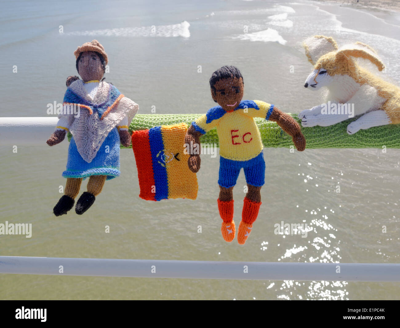 Bombardement de fils de lieu public de décoration avec des objets tricotés ici un joueur de football équatorien et une dame Coupe du Monde 2014 Banque D'Images