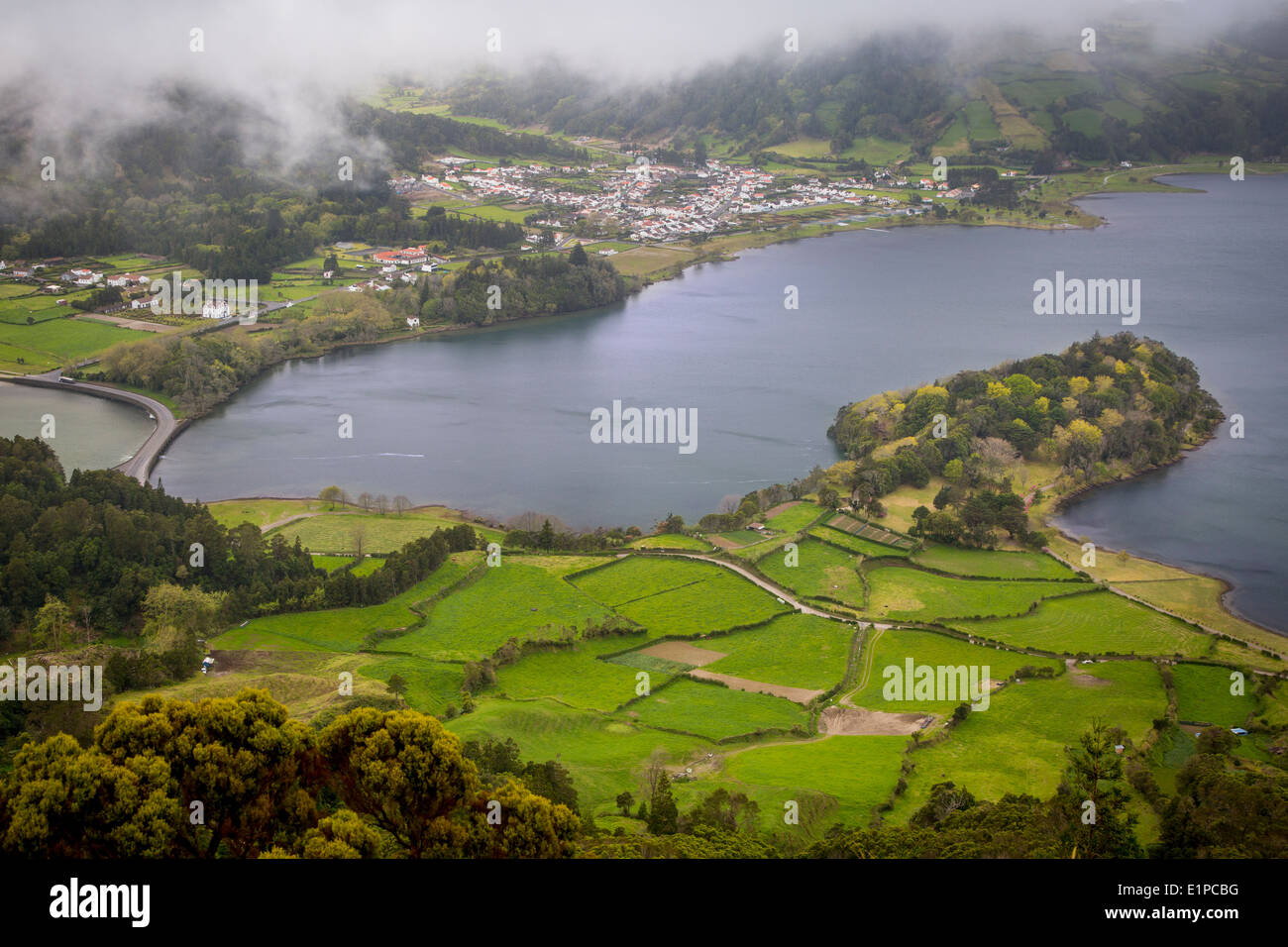 Jour brumeux sur Sete Cidades et les deux lacs sur l'île de São Miguel, Açores, Portugal Banque D'Images