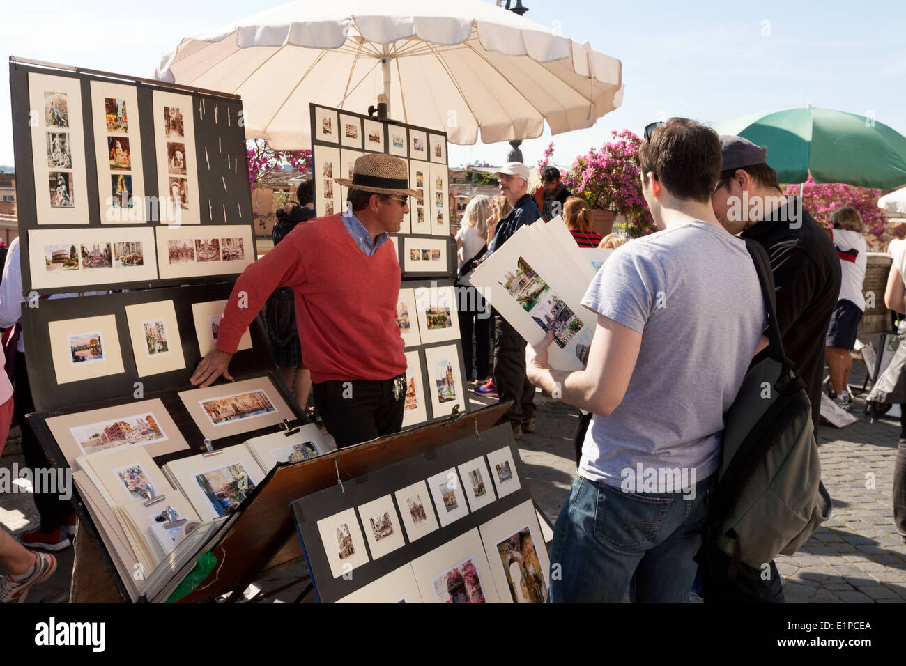 Les touristes d'acheter des photos à un blocage de la rue, la place d'Espagne, Rome Italie Banque D'Images