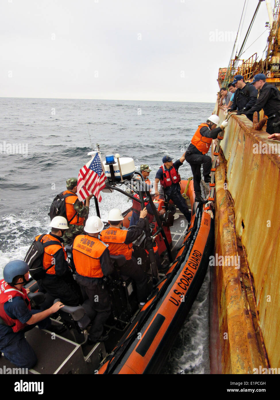 Garde-côte Morgenthau l'équipage et les membres de l'application des lois sur les pêches Chine conseil commande le navire de pêche Yin Yuan détenues pour la pêche illégale au filet dérivant dans l'océan Pacifique Nord le 3 juin 2014. Banque D'Images