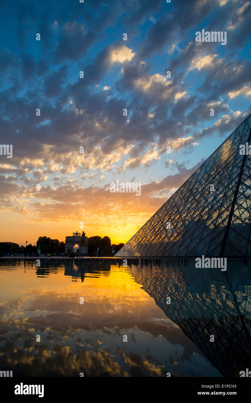 Création du soleil et des réflexions la pyramide de verre du musée du Louvre et Arc de triomphe du Carrousel, Paris France Banque D'Images