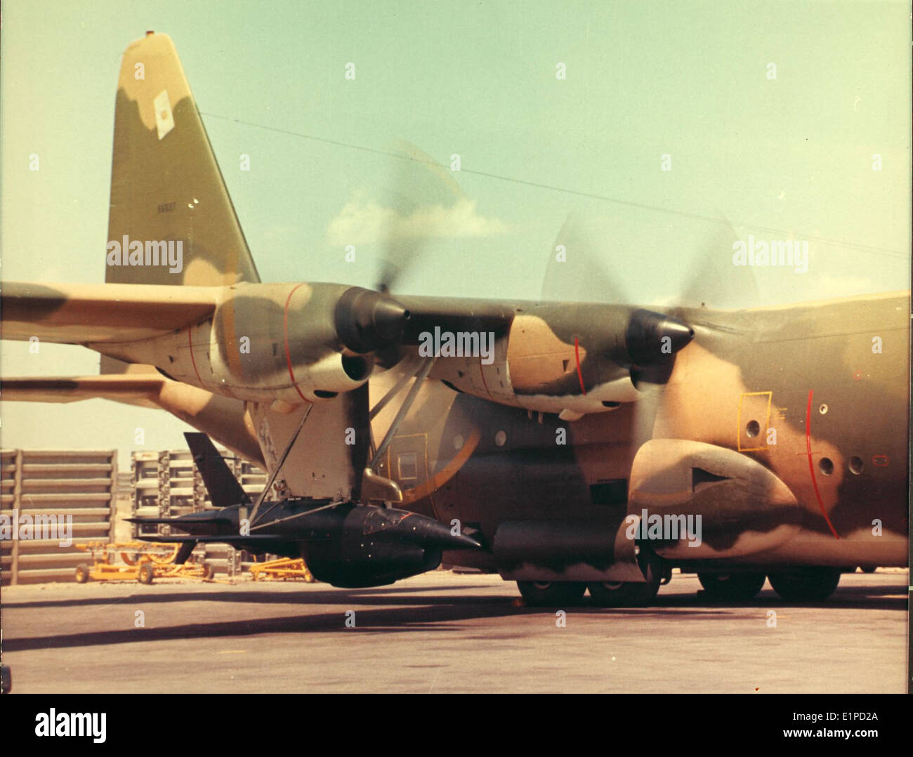 Le C-130 Hercules, y compris ses variantes comme le C-130A et le DC-130, a beaucoup servi pendant la guerre du Vietnam de 1965 à 1973. Ces avions de transport militaire, fabriqués par Lockheed, ont joué un rôle clé dans la logistique, les opérations de transport aérien et les missions de reconnaissance dans des bases comme la base aérienne de bien Hoa. Banque D'Images