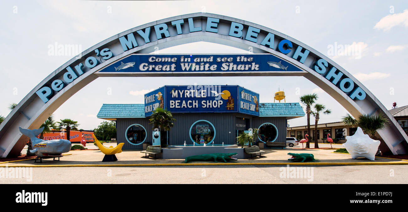 Hamer, Caroline du Sud, USA. Le 08 juin, 2014. Vue d'une boutique de cadeaux au sud de la frontière, une roadside attraction sur l'Interstate 95 sur la frontière de la Caroline du Nord et du Sud. Au sud de la frontière est connu pour sa haute-camp de style et l'architecture d'Adobe est une destination de repos pour toute personne conduisant à partir du nord-est de la Floride. Crédit : Brian Cahn/ZUMAPRESS.com/Alamy Live News Banque D'Images