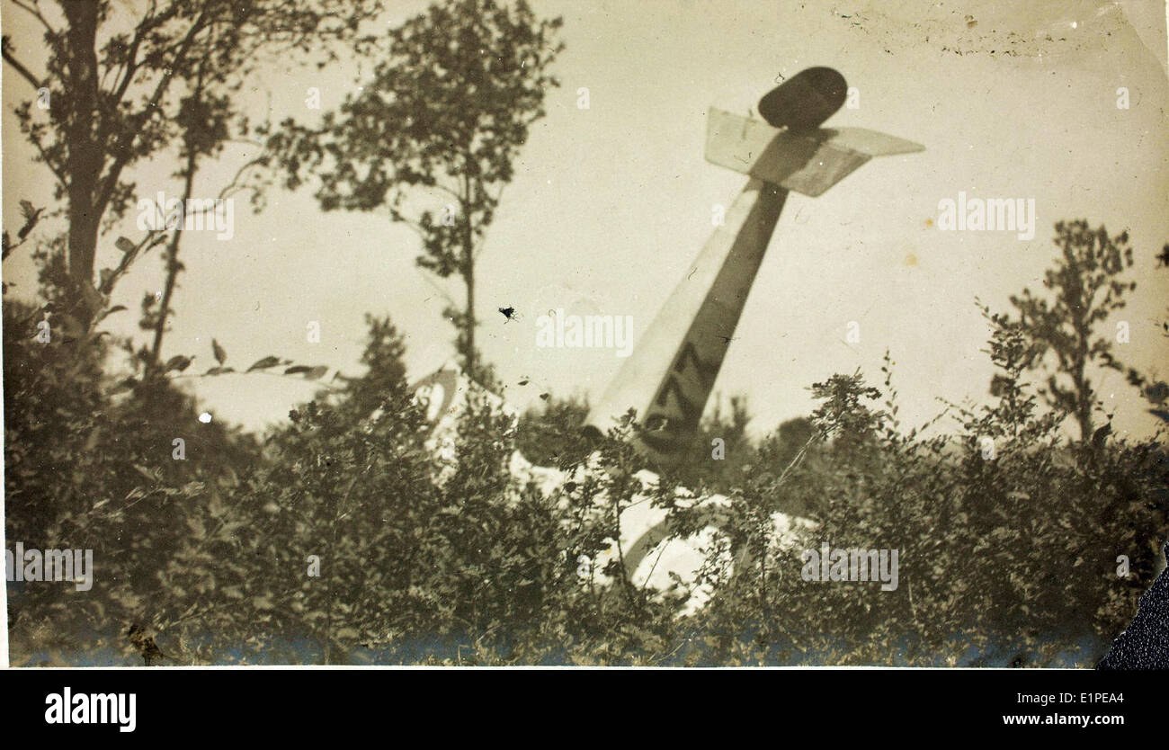 Un accident d'avion de la première Guerre mondiale impliquant le Lt. Muchmore près de Vierzon, en France. L'incident fait partie des débuts de l'histoire de l'aviation et des opérations aériennes en temps de guerre. Banque D'Images