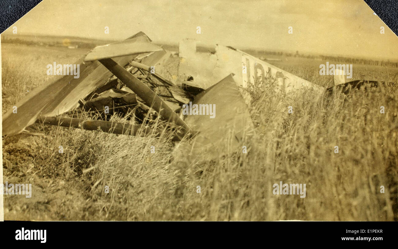 Cette photo représente les conséquences d'un accident d'avion de Nieuport pendant la première Guerre mondiale, impliquant le lieutenant Vorheis. Le Nieuport était un avion de chasse de construction française largement utilisé par les Alliés. Il a joué un rôle important dans les combats aériens pendant la guerre. L'incident met en lumière les risques auxquels sont confrontés les pilotes au début de la guerre aérienne. Banque D'Images