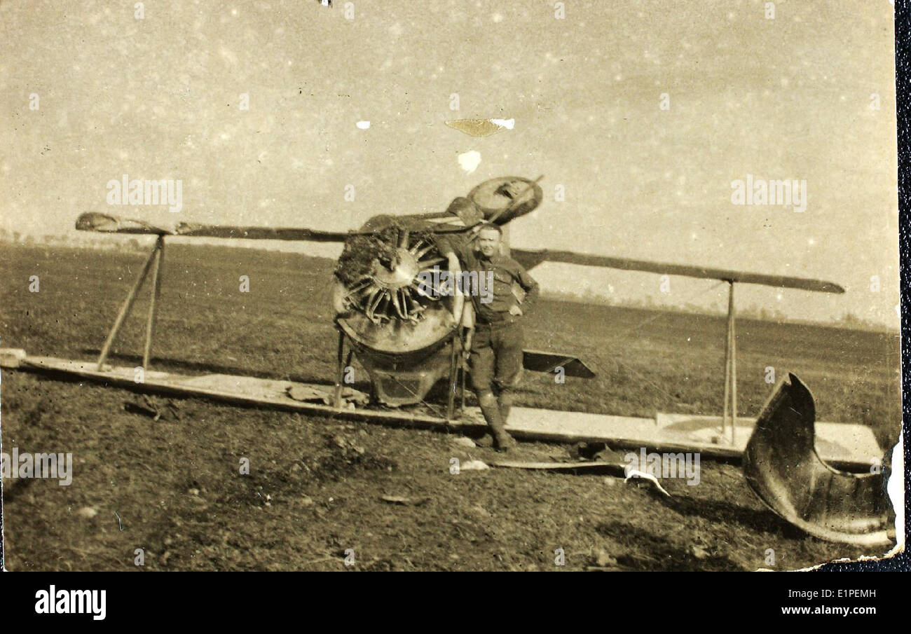 Cette image représente l'écrasement d'un avion de Nieuport piloté par le lieutenant Reeves pendant la première Guerre mondiale. Les avions de Nieuport étaient connus pour leur rôle dans les premiers combats aériens, et l'avion du lieutenant Reeves a été impliqué dans un incident de combat pendant le conflit de 1914-1918. Banque D'Images