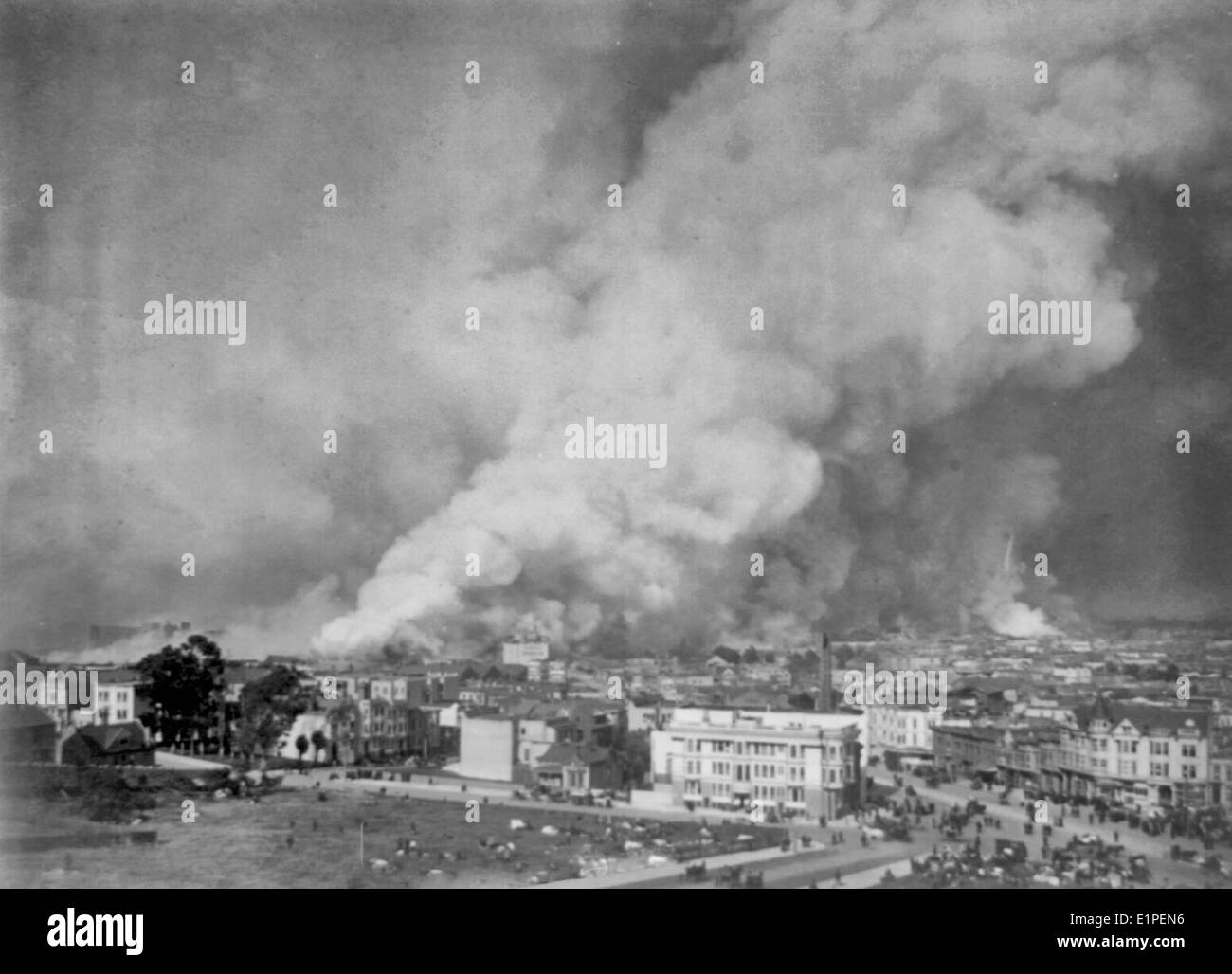 Vue à vol d'oiseau de feu couvant le centre-ville de section au cours de l'incendie et de tremblement de terre de San Francisco, avril 1906 Banque D'Images