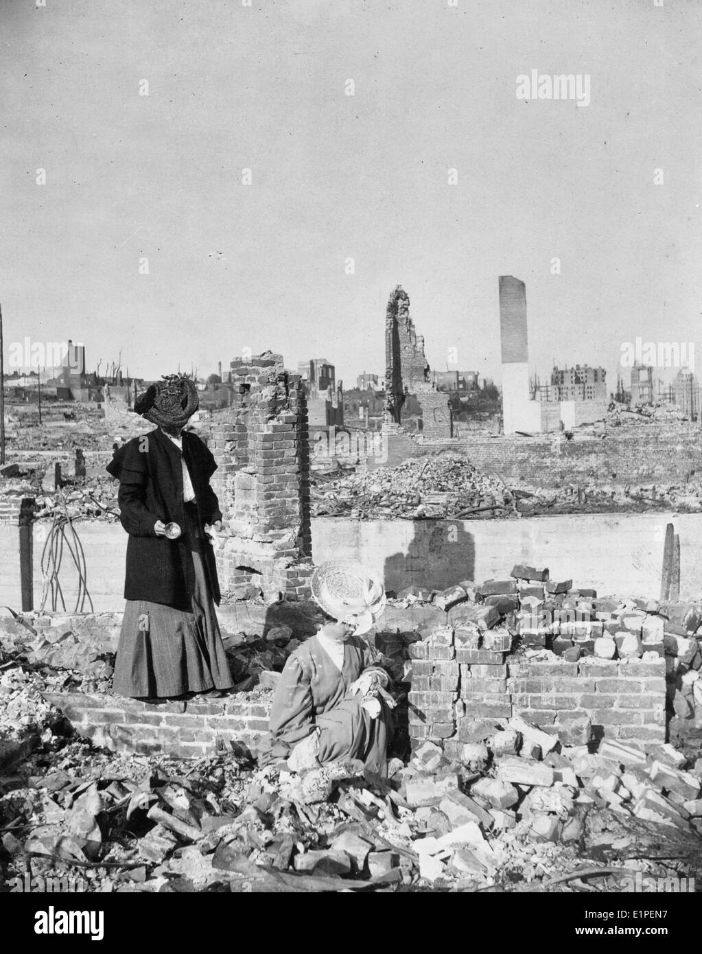 Deux dames au crible les décombres après le tremblement de terre de San Francisco et de l'incendie, Avril 1906 Banque D'Images