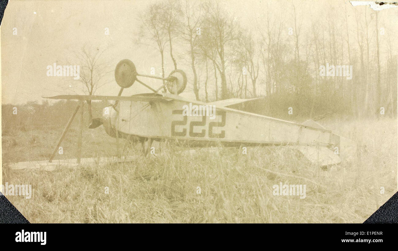 Cette image représente l'écrasement tragique d'un avion Nieuport pendant la première Guerre mondiale le Nieuport 28 était un avion de chasse français qui a gagné la renommée pour son rôle dans le combat aérien. L'écrasement symbolise la nature périlleuse des débuts de l'aviation et les sacrifices consentis par les pilotes pendant la Grande Guerre. Banque D'Images