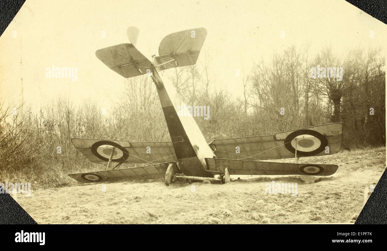 Les Nieuport, y compris le Nieuport 11 et le Nieuport 17, ont été impliqués dans de nombreux accidents pendant la première Guerre mondiale, y compris des incidents notables avec des pilotes comme Robinson. Ces avions ont joué un rôle clé dans les premiers combats aériens. Banque D'Images