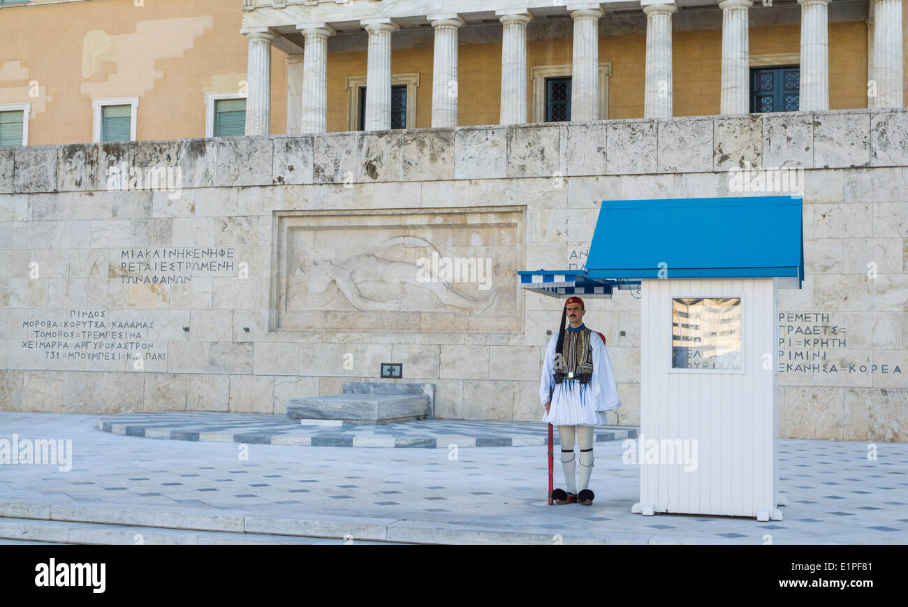 Un Evzone à son poste au Parlement sur la place Syntagma à Athènes, Grèce. Banque D'Images