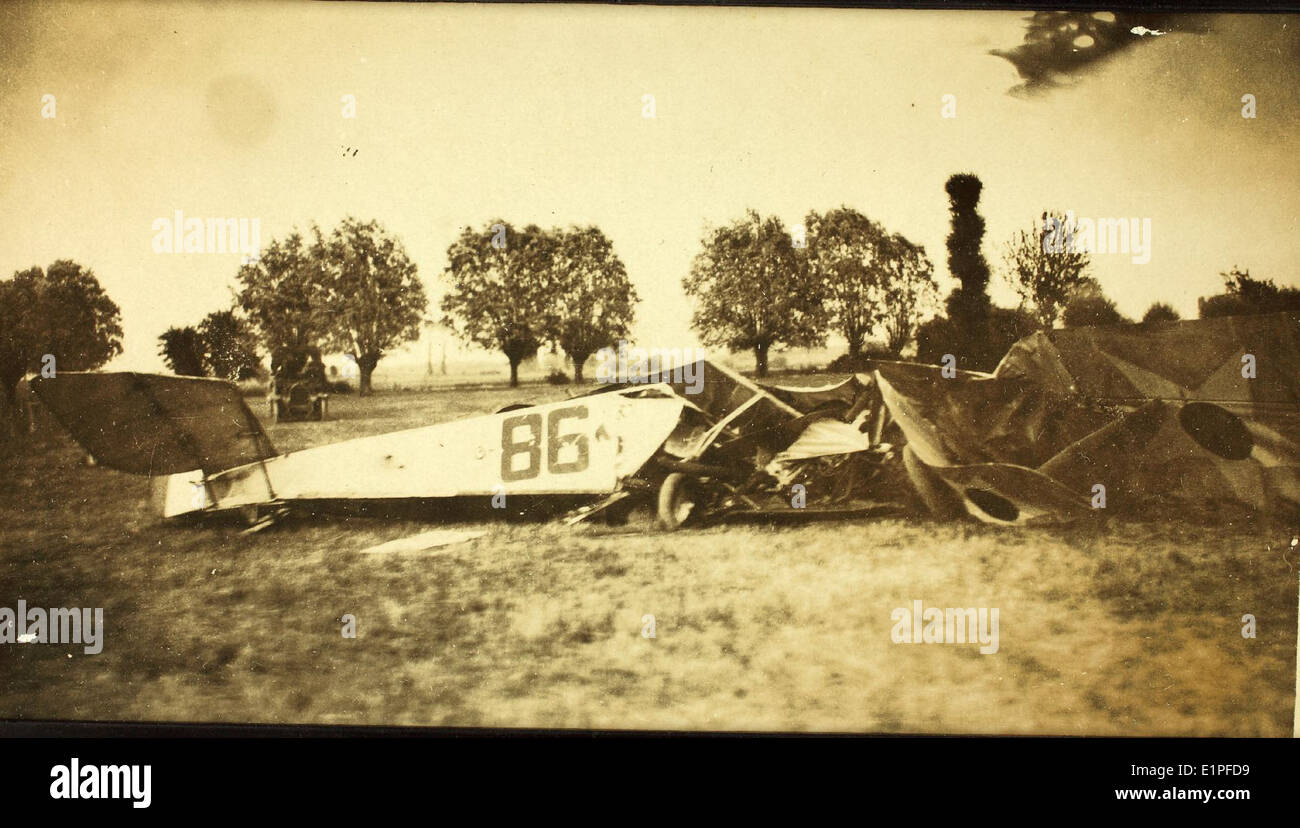 Le Nieuport 82 était un chasseur biplan français utilisé pendant la première Guerre mondiale. Des accidents d'avion comme celui-ci mettent en évidence les défis auxquels les pilotes ont été confrontés, y compris les défaillances mécaniques et les dommages de combat pendant la guerre. Banque D'Images