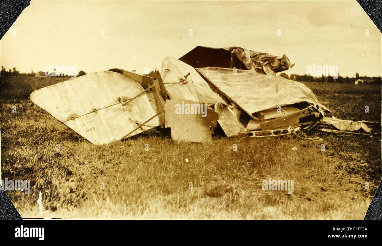 Le Nieuport 82, un avion de chasse français, a été impliqué dans un accident pendant la première Guerre mondiale, entraînant la mort du lieutenant Stunkard. L'accident est un événement important dans l'histoire des débuts de l'aviation et des combats militaires. Banque D'Images