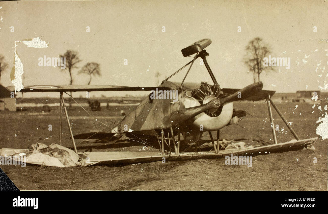 Cette image commémore l'écrasement d'un avion Nieuport piloté par Cadet Leach pendant la première Guerre mondiale le Nieuport était un avion de chasse de construction française qui a été largement utilisé pendant la guerre. L'accident marque un moment tragique dans les débuts de l'aviation, mettant en évidence les dangers auxquels sont confrontés les pilotes pendant les combats aériens. Banque D'Images