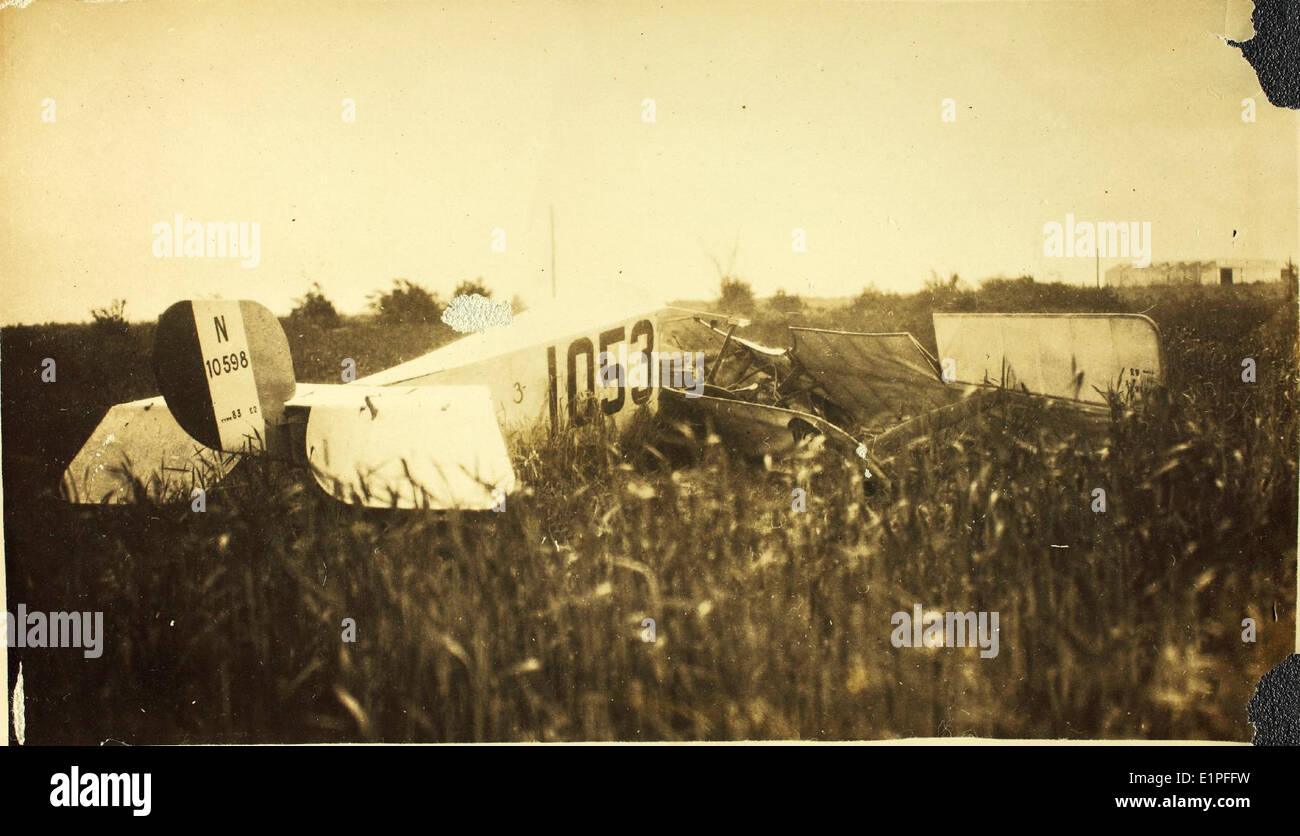 Le Nieuport 83 était un avion français utilisé pendant la première Guerre mondiale. Ce tragique accident impliquant le lieutenant Gergeynne s'est produit pendant le conflit, soulignant les dangers auxquels étaient confrontés les premiers aviateurs au combat pendant la période 1914-1918. Banque D'Images