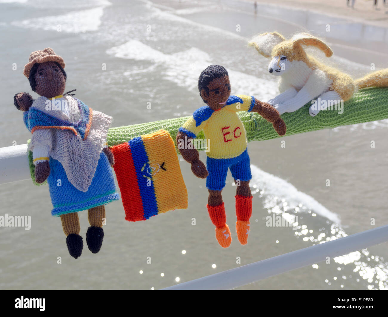 Bombardement de fils de lieu public de décoration avec des objets tricotés ici un joueur de football équatorien et une dame Coupe du Monde 2014 Banque D'Images