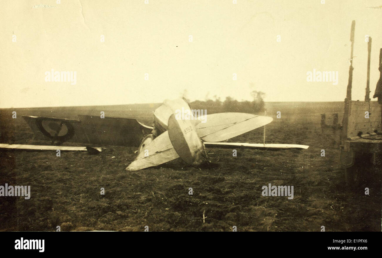 Cette photographie montre un avion Nieuport 27 impliqué dans un accident pendant la première Guerre mondiale. Le lieutenant McGuilkins, un pilote dans la période 1914-1918, a été l'un des nombreux aviateurs qui ont fait face aux dangers des premiers combats aériens. Le Nieuport 27 était un avion de chasse de construction française utilisé par les Alliés pendant la guerre. Banque D'Images