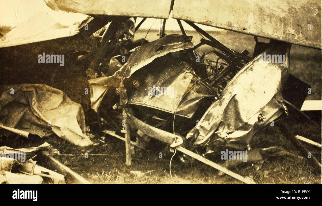 Cette photo documente l'écrasement mortel d'un Nieuport 80 piloté par le lieutenant Watkins pendant la première Guerre mondiale le Nieuport 80 était un chasseur de construction française utilisé dans les premières années de la guerre. Banque D'Images