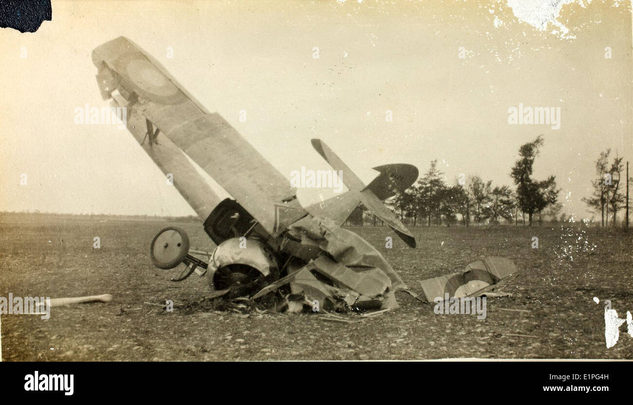 Cette image montre un accident d'avion de la première Guerre mondiale impliquant un Nieuport 27, piloté par le lieutenant Davis. Le Nieuport 27 était un biplan français utilisé pendant la première Guerre mondiale, connu pour son rôle dans le combat aérien. Banque D'Images