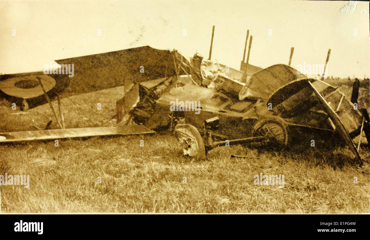 Le Nieuport 82, un avion de chasse français, s'est écrasé pendant la première Guerre mondiale, entraînant la mort du lieutenant Stunkard. Cet événement met en lumière les risques auxquels sont confrontés les pilotes lors des combats aériens dans les premières phases de la guerre. Banque D'Images